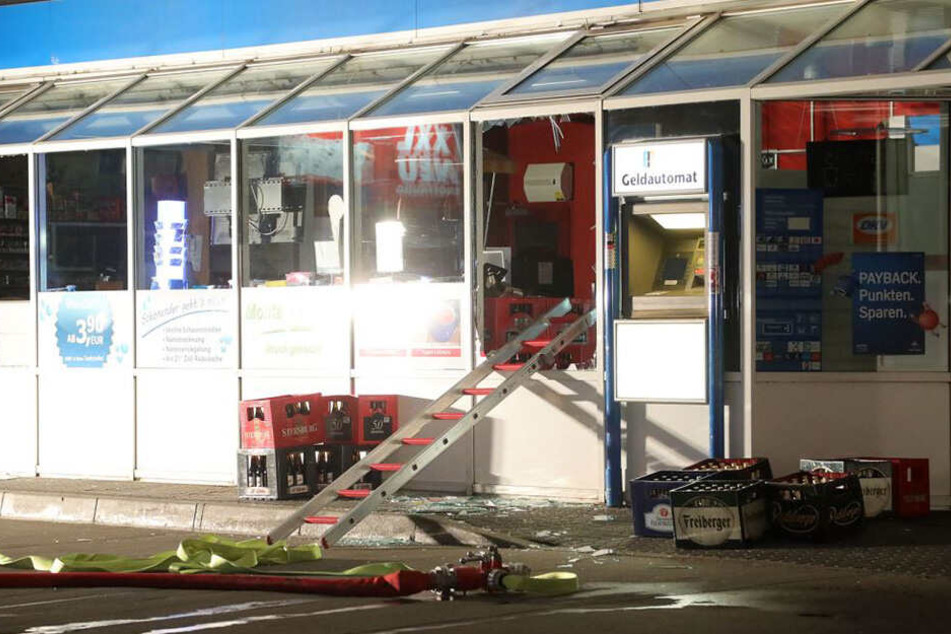 Die Täter zerschlugen zwei Glasscheiben und verschafften sich so Zugang.