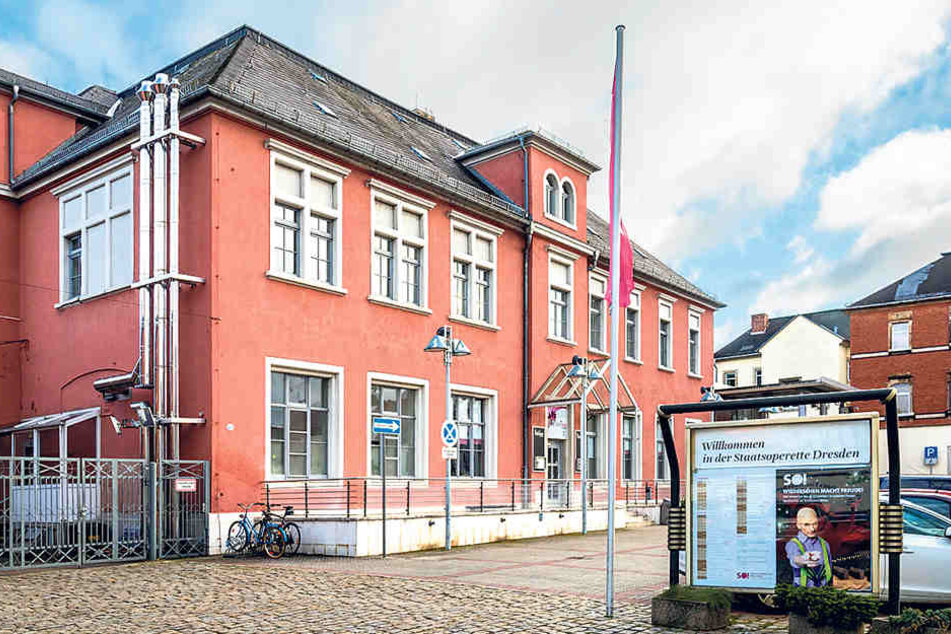 Längst leergezogen: Möglicherweise wird aus der Staatsoperette in Leuben eine Schule.