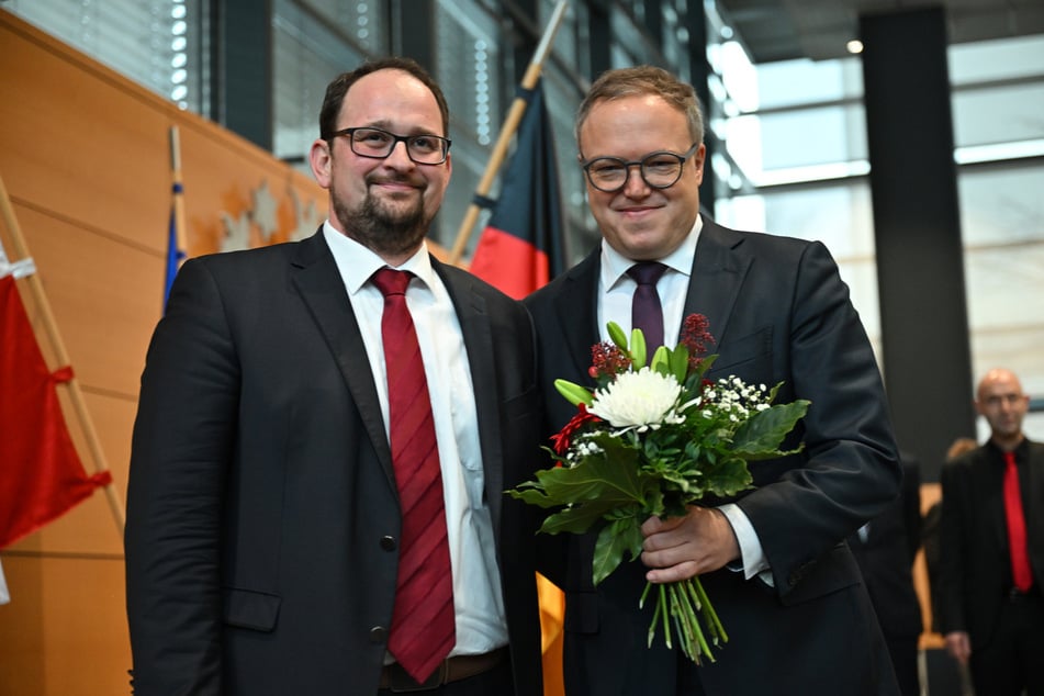 Mario Voigt (47, rechts), CDU-Fraktionschef in Thüringen, wird von Thadäus König (42, CDU), Landtagspräsident, beglückwünscht.