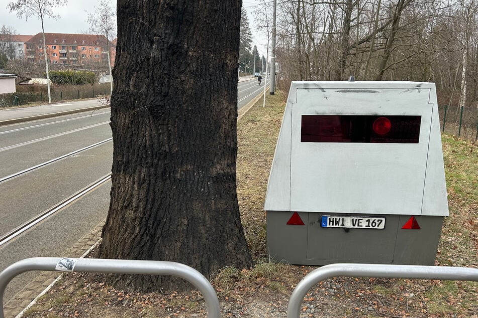 Der Blitzeranhänger wechselt häufiger den Standort, um die Tempolimits vor Ort zu überwachen.