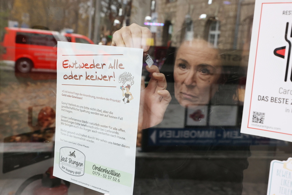 Vorerst geschlossen: Carolin Pflug hängte ein Flugblatt zur Begründung ins Schaufenster von "Caro's Diner" in Plauen.