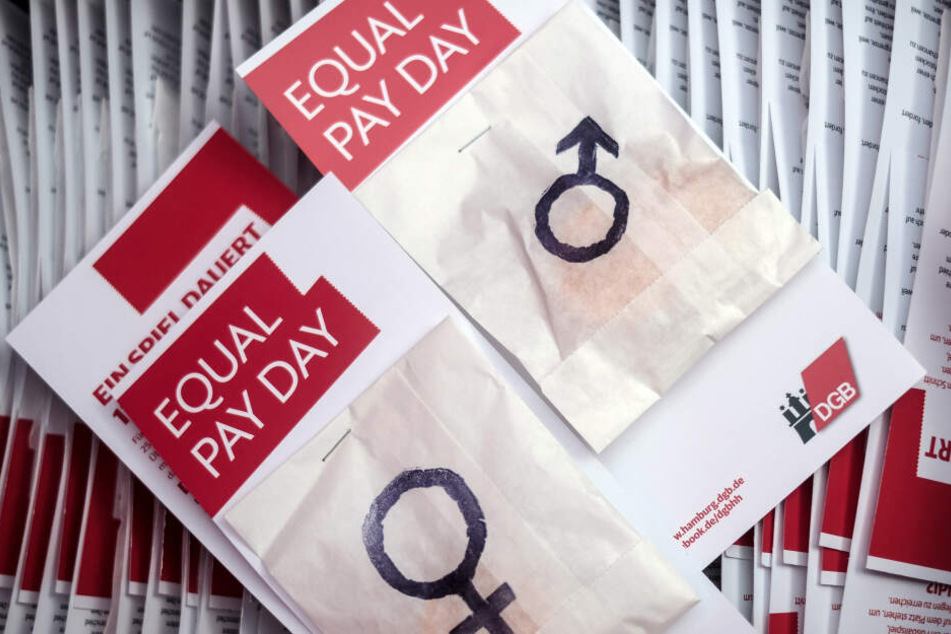 Am Equal Pay Day 2017 machte der DGB in Hamburg auf die Ungleichheiten bei der Bezahlung von Männern und Frauen aufmerksam. Auch 2019 gibt es wieder einen Tag der Lohngleichheit.