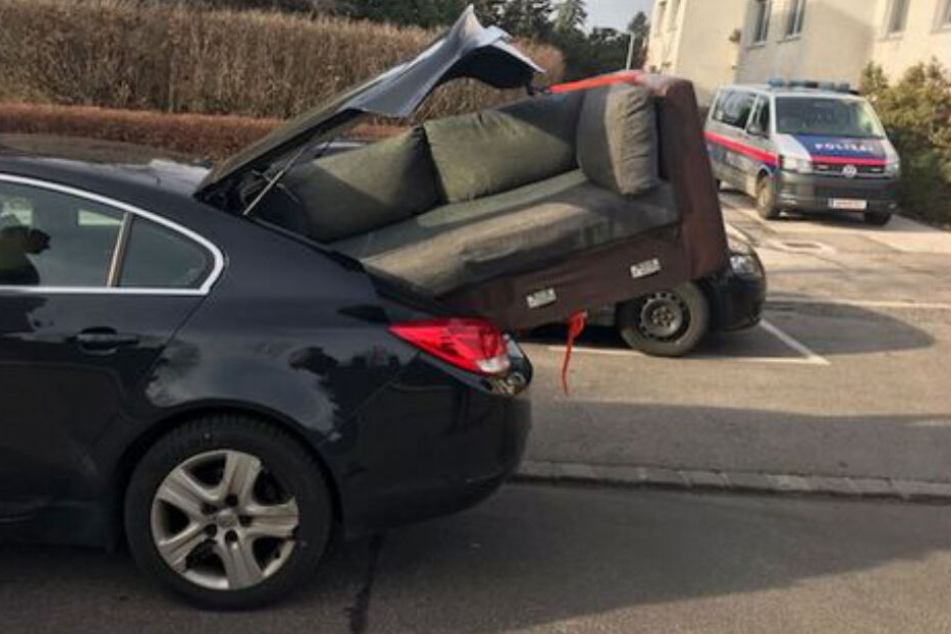 Eine Limousine als Möbeltransporter? Wird schon passen, dachte sich wohl der Fahrer dieses Autos.
