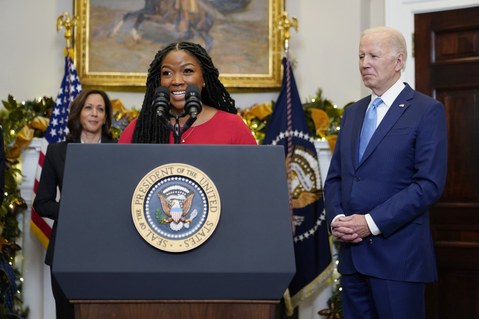 Cherelle Griner (32) spricht im Roosevelt Room des weißen Hauses in Washington vor Joe Biden, Präsident der USA (80, r.) und Kamala Harris (58, l.), Vizepräsidentin der USA.