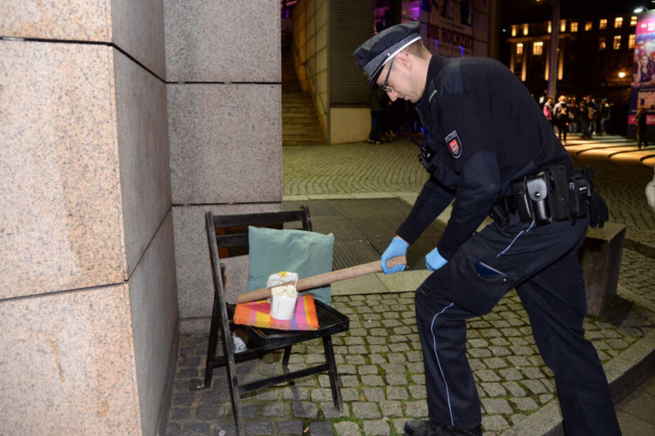 Ein Polizist sichert vor dem Kino das Stuhlbein.
