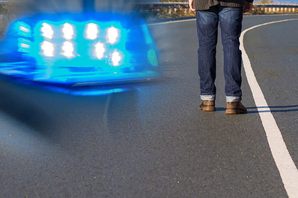 Fotomontage: Mit satten 2,4 Promille war der 28-Jährige zu Fuß auf der A7 unterwegs (Symbolbild).
