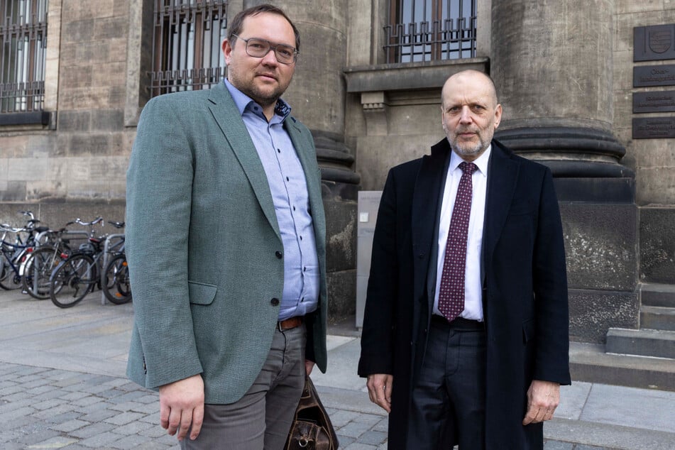 Hausbesitzer Falk Hentschel (40, l.) mit seinem Anwalt Ulrich Leo (67) vor Prozessbeginn.