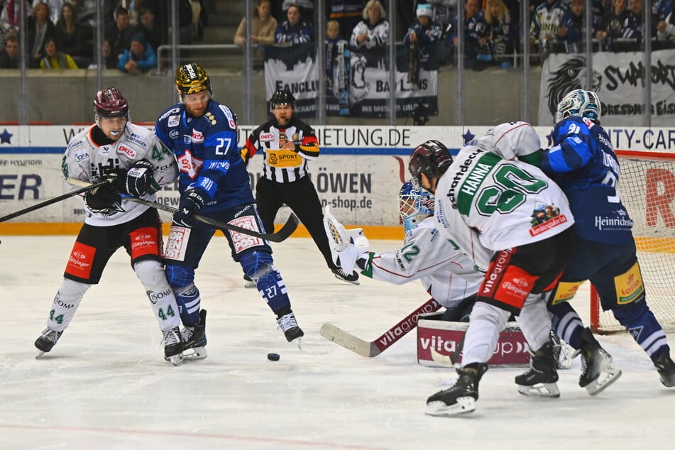 Vorm Tor ist Dane Fox (2.v.l.) wie hier gegen Rosenheim ständig zu finden. Er kommt auf 20 Eisminuten pro Partie.