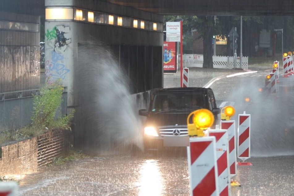 In Wandsbek sammelte sich das Wasser unter einer Brücke.