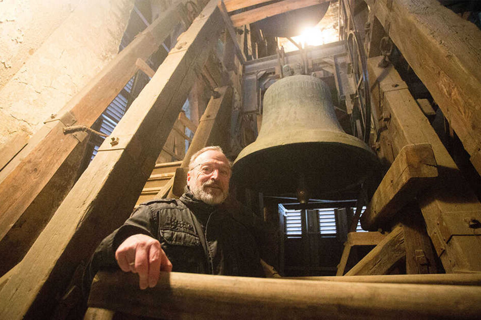 "Unsere große Glocke macht uns große Probleme", sagt Pfarrer Andreas Schlotterbeck (62).