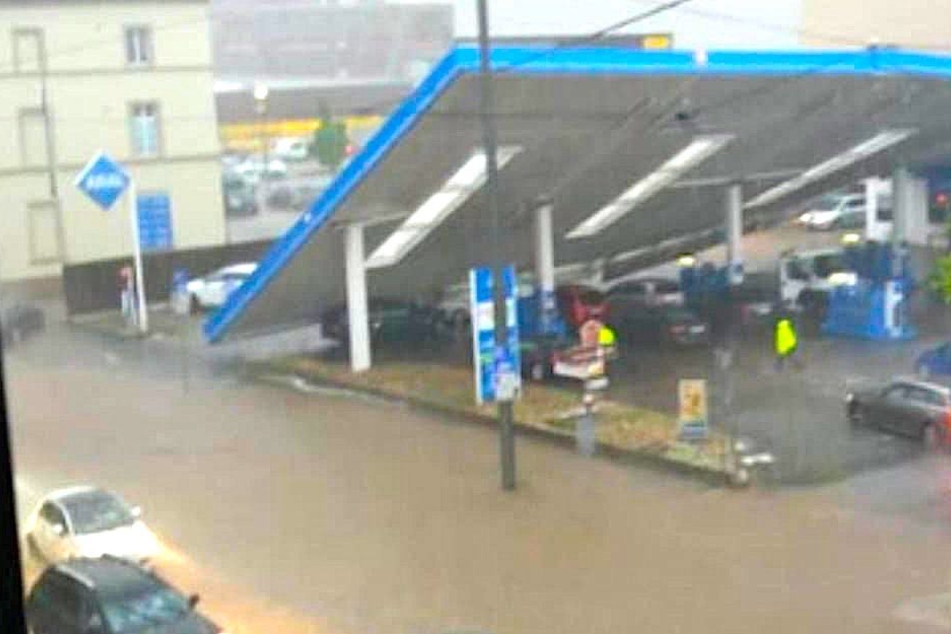 Hier Wird Eine Tankstelle Vom Unwetter Weggespult 24