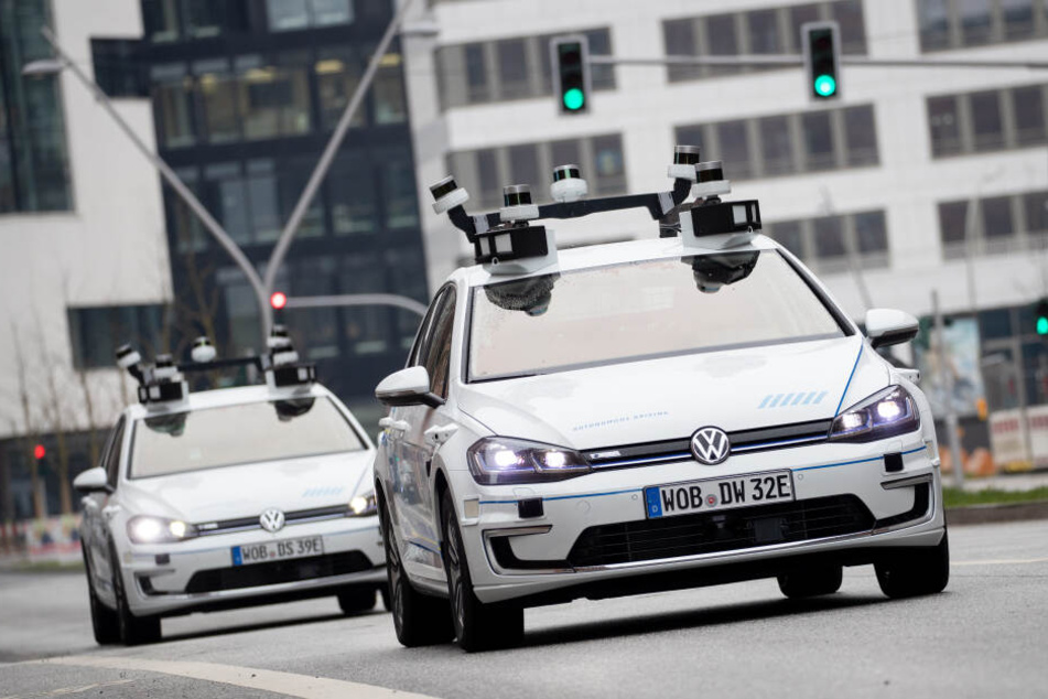 Zwei Elektro-Golf von Volkswagen sind in der Hafencity unterwegs.
