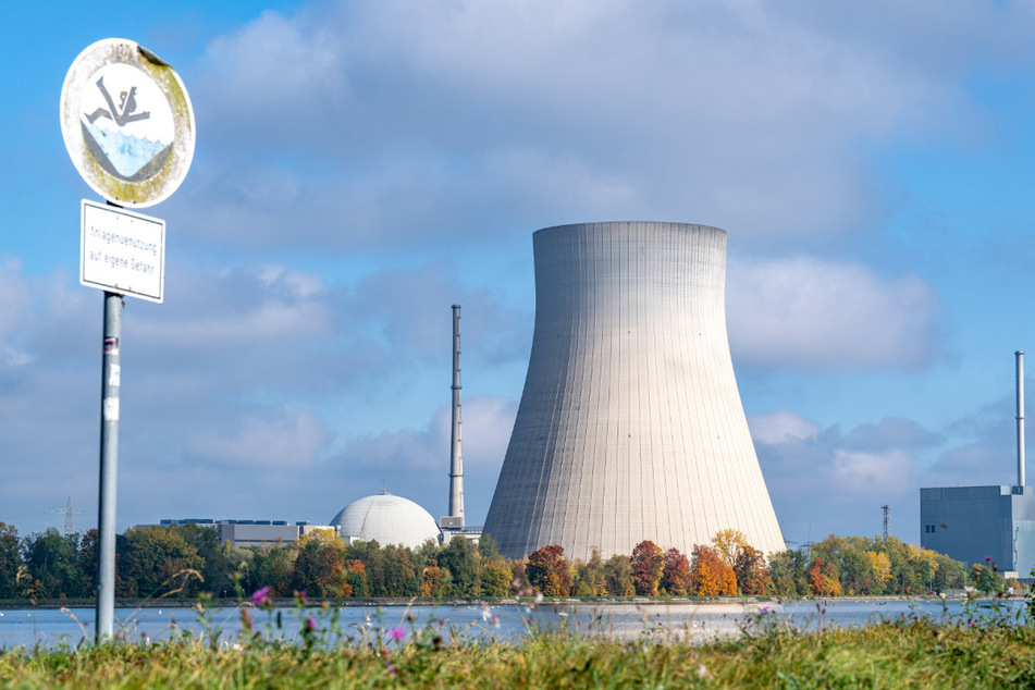 Das Atomkraftwerk Isar 2 hat nach fast einem Jahr der Abschaltung die Rückbaugenehmigung erhalten.