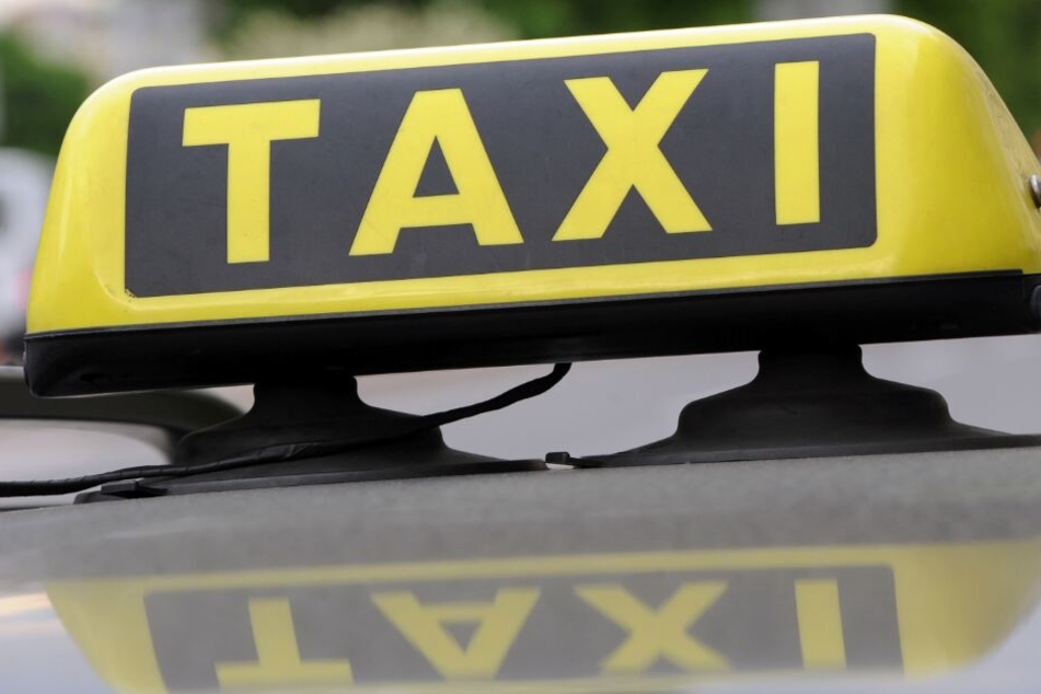 Der Taxifahrer sammelte die junge Frau an der Reeperbahn ein. (Symbolbild)