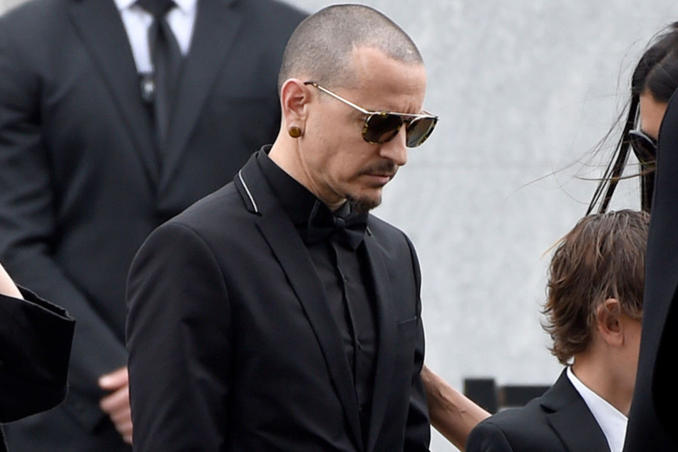 Im Mai hatte sich sein guter Freund Chris Cornell mit 52 Jahren das Leben genommen. Hier trauert Bennington auf dessen Beerdigung.
