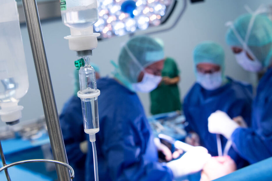 Wird in den bayerischen Krankenhäusern zu viel operiert? (Symbolbild)