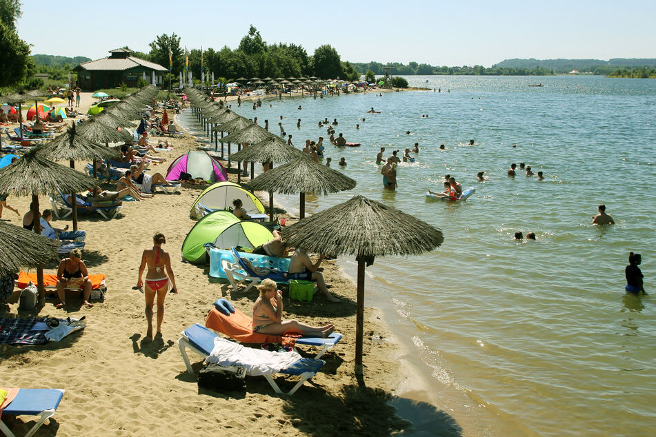 2020 wohl unwahrscheinlich: Badegäste des Naturfreibades Xantener Südsee (NRW) bevölkern das Wasser und den Strand.