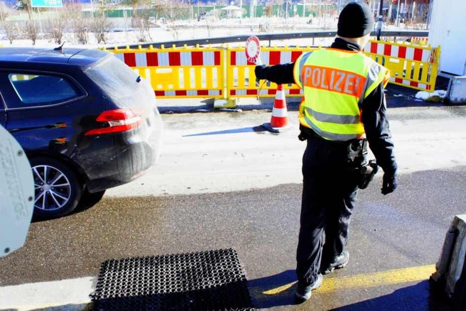 Die Polizei ermittelt nun gegen den Schleuser, der die Familie über die Grenze gebracht haben soll.