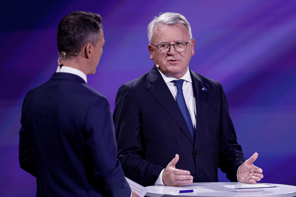 Sozialdemokrat Nicolas Schmit (70) im Zwiegespräch mit Moderator Martin Řezníček (47).