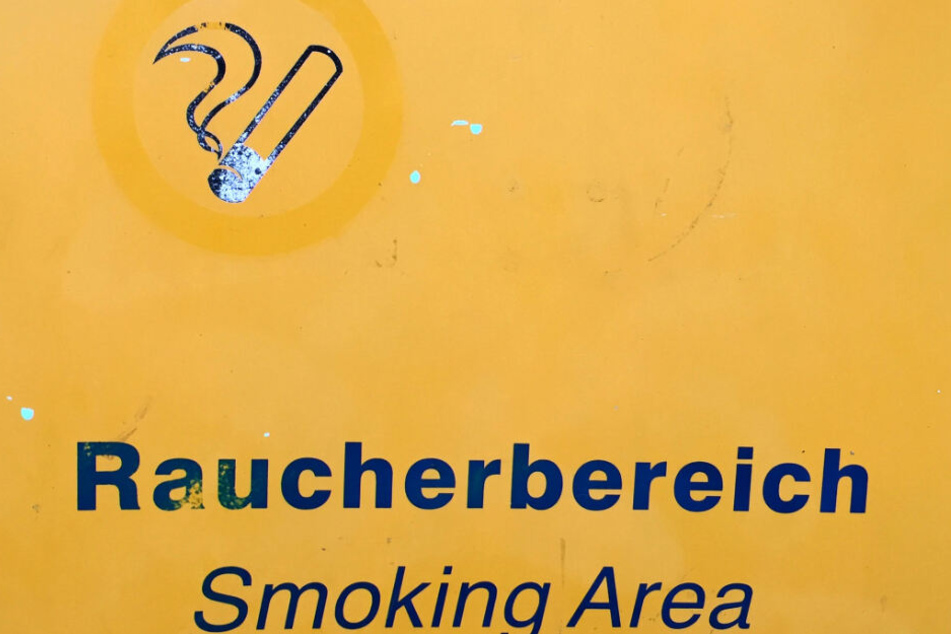 Der Vater hielt sich noch im Raucherbereich auf.
