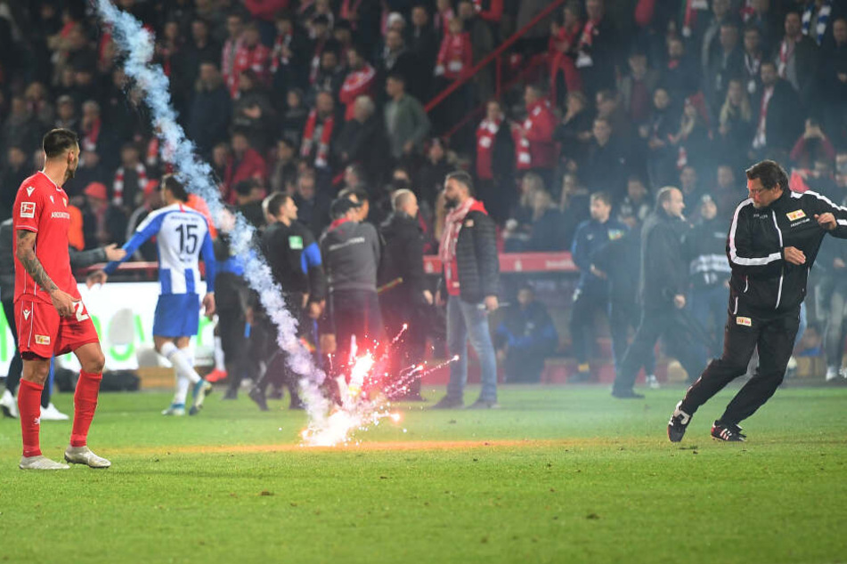 Während des Spiels von Hertha BSC gegen Union Berlin wurden in beiden Fanblöcken Pyros gezündet. Aus dem Gästeblock flogen sogar Leuchtraketen aufs Spielfeld.