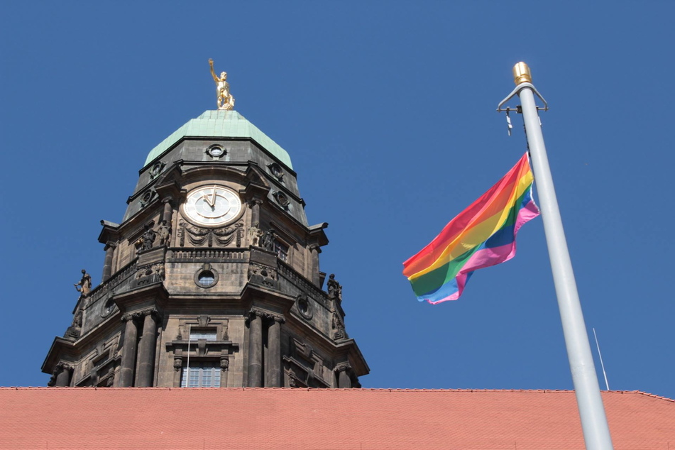 Das ganze Wochenende über weht am Rathaus die Regenbogenflagge.