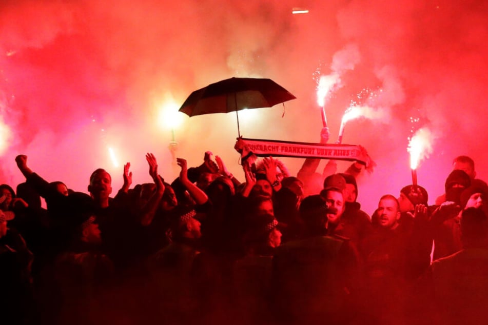 Pyrofreudige Eintracht-Anhänger zündelten auch auf dem Weg zum Spiel gegen den FC Arsenal in London.