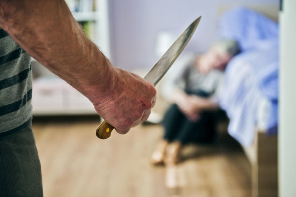 Der Angeklagte (59) soll die Frau (41) in ihrer Wohnung mit einem Messer lebensgefährlich verletzt haben (Symbolbild).