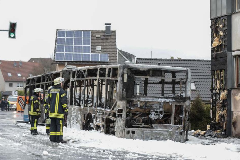 Der Bus brannte komplett aus.