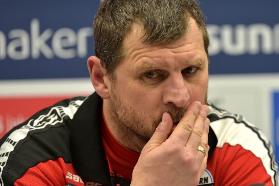 Trainer Steffen Baumgart ist sichtlich enttäuscht.