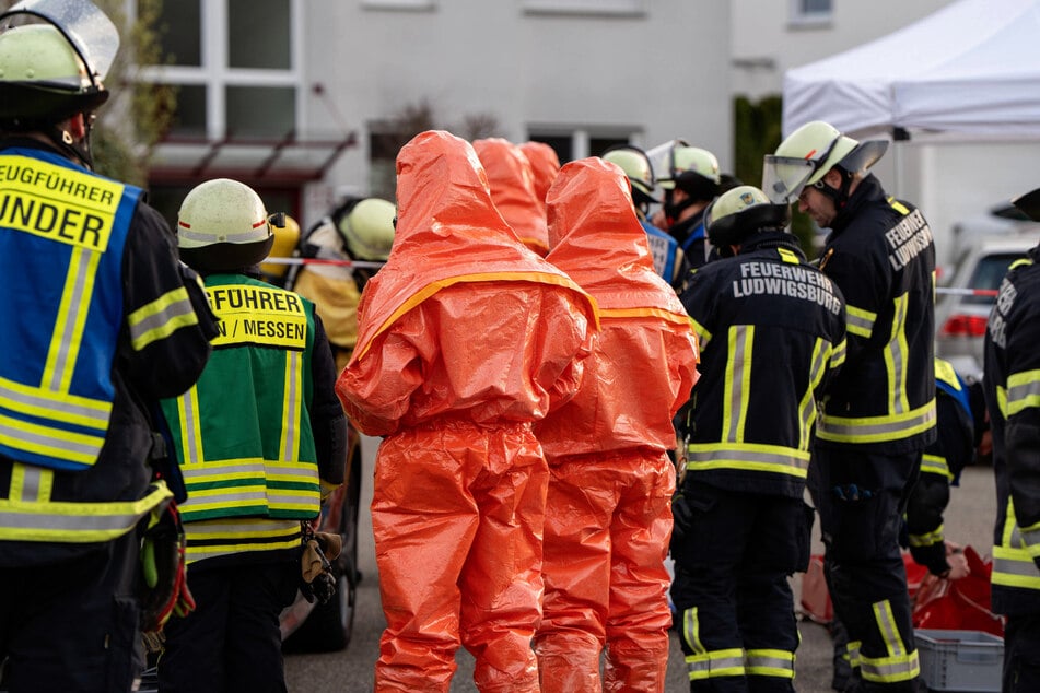 Feuerwehrleute waren mit speziellen Anti-Strahlungs-Anzügen im Einsatz, um das Fläschchen zu untersuchen.