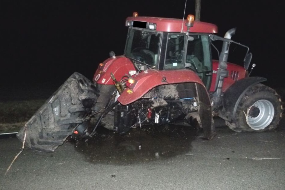 Den Traktor ließen der oder die Täter mitten auf der Straße zurück.