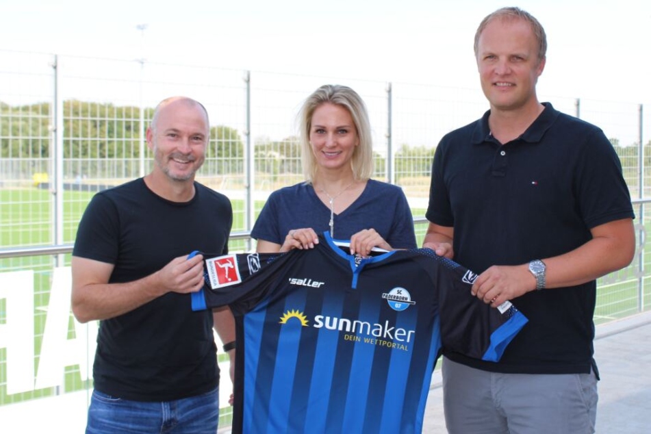 NLZ-Leiter Christoph Müller (r.) präsentiert Kyle Berger und Anne Thissen.