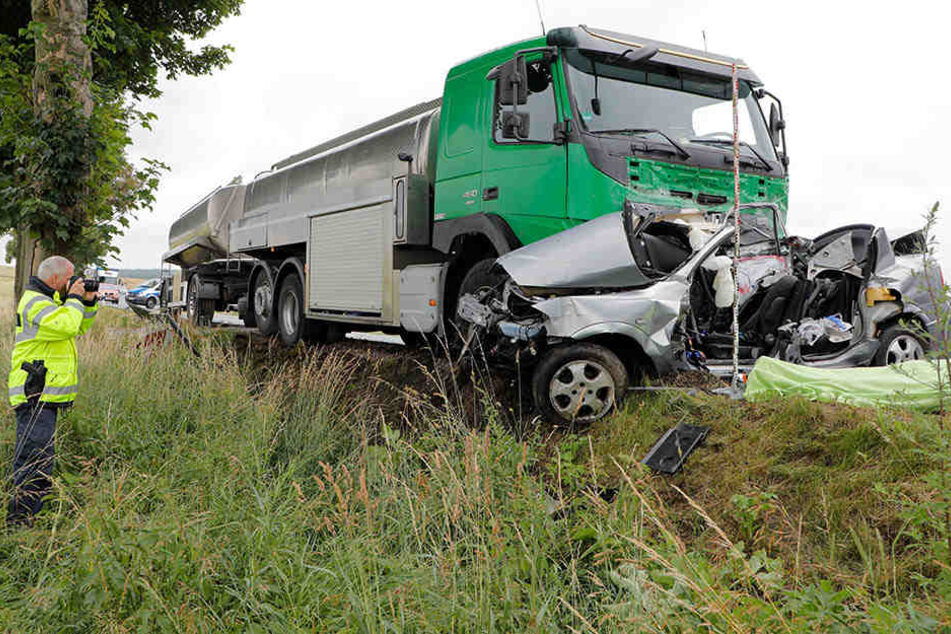 In einer Kurve geriet der Opel auf die Gegenfahrbahn und krachte dort in einen Lkw.