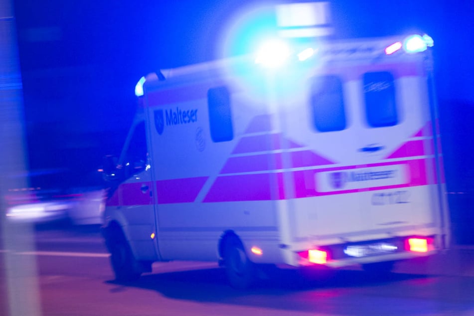 Der 39-Jährige musste vom Rettungsdienst ins Krankenhaus gebracht werden. (Symbolfoto)