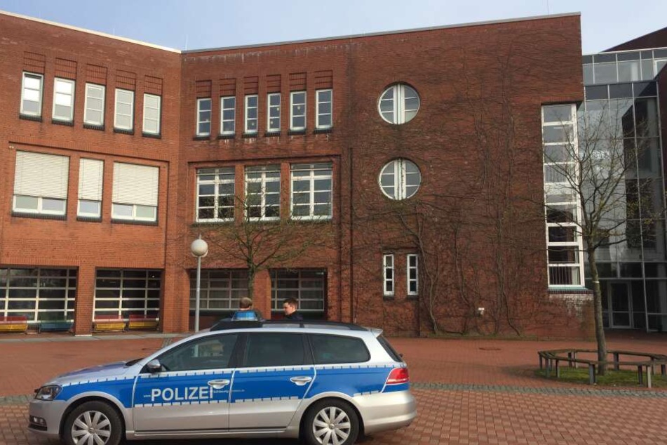 Polizeibeamte stehen während eines Einsatzes vor der Eckener Schule.