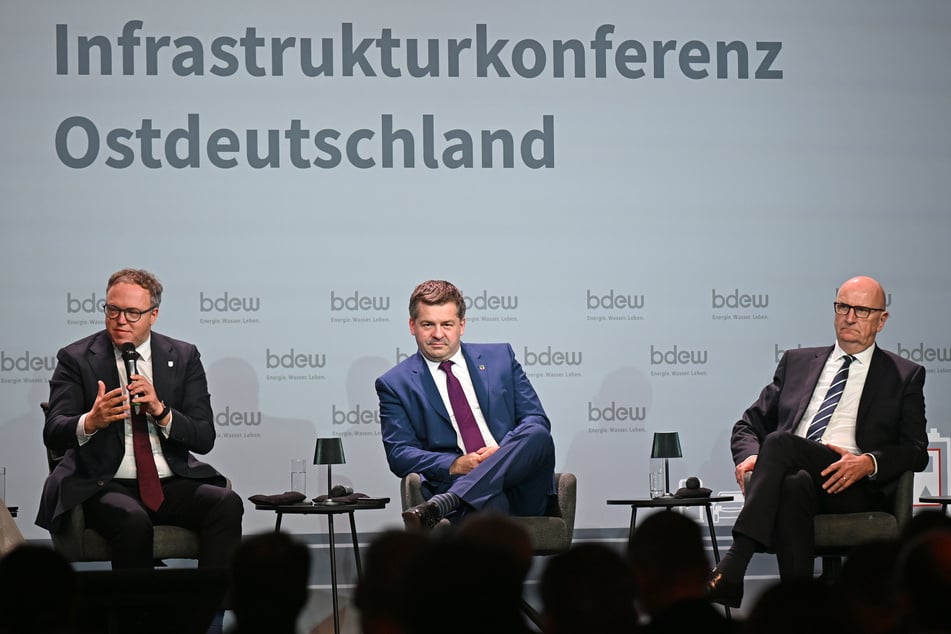 Bei der Infrastrukturkonferenz traf Sachsen-Anhalts Ministerpräsident Sven Schulze (M., 46, CDU) auf seine Amtskollegen aus Thüringen und Brandenburg.