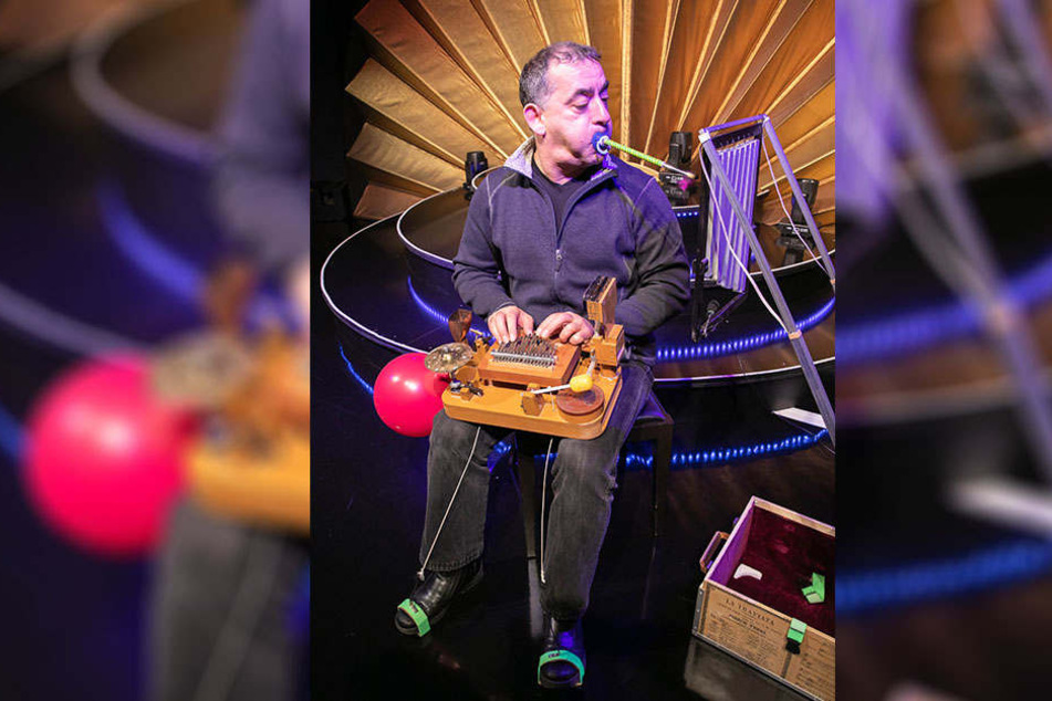In Aktion: Mit Händen, Füßen und Mund musiziert Sammy Tavalis auf seiner "One-Man-Band"