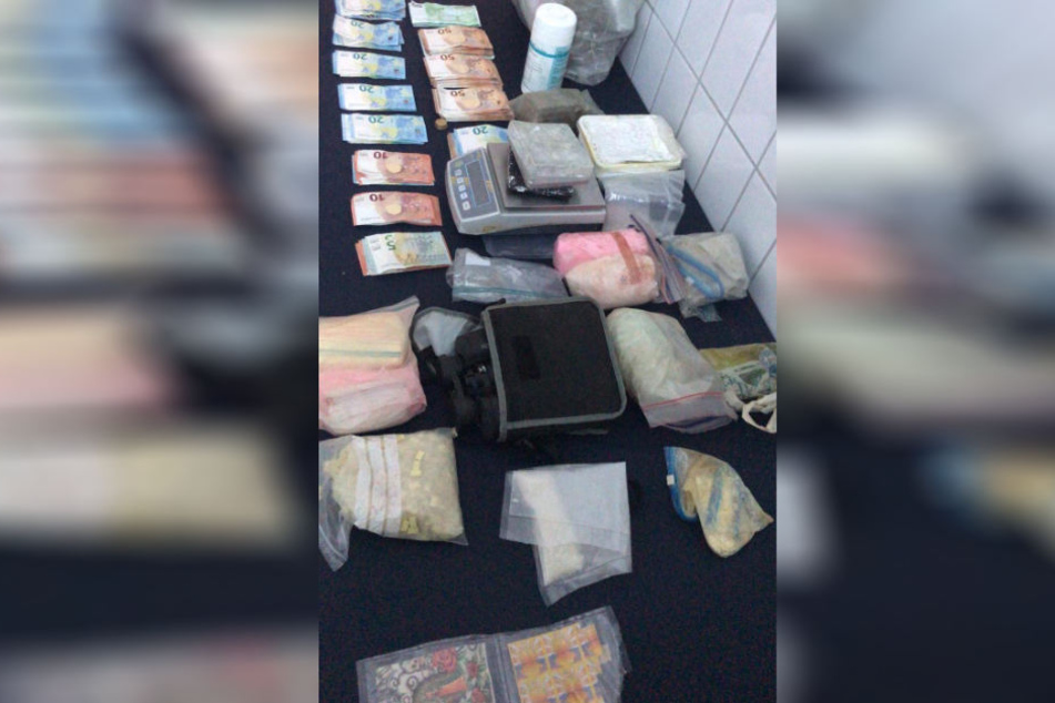 Drogen und Geld aus dem Rucksack des Verdächtigen.