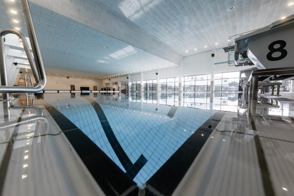 In Kiel müssen Familien 17 Euro für den Eintritt ins Schwimmbad bezahlen. (Archivbild)