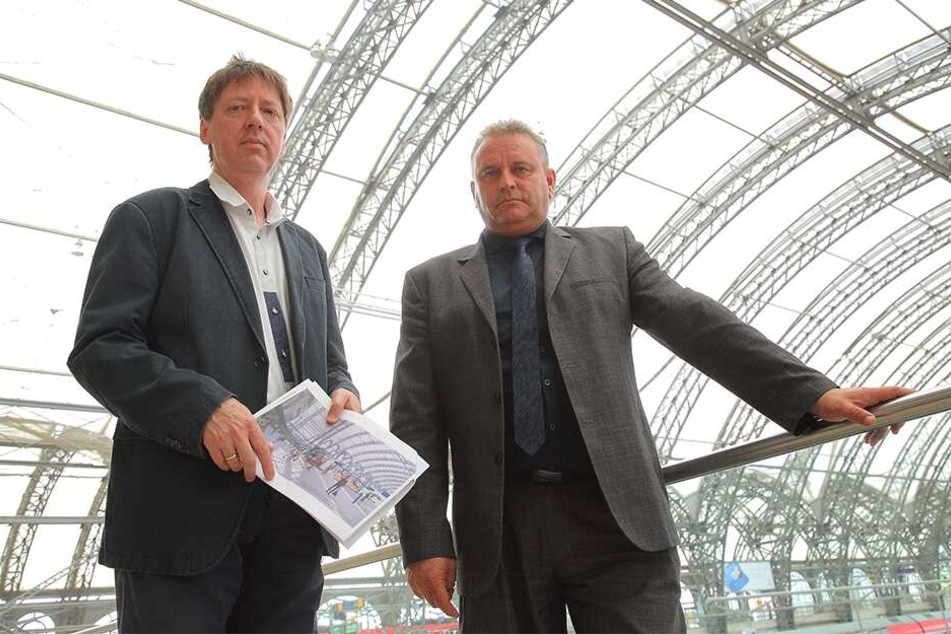 Wollen den Dachschaden beheben: Heiko Klaffenbach (53) und Erik Spieler (50) von der Deutschen Bahn.
