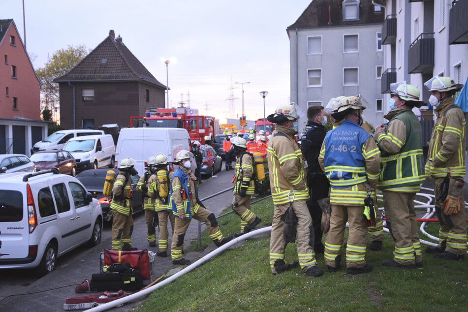 Feuerwehrleute vor dem Mehrfamilienhaus. Am frühen Mittwochmorgen kam es zu einem Brand im Keller.