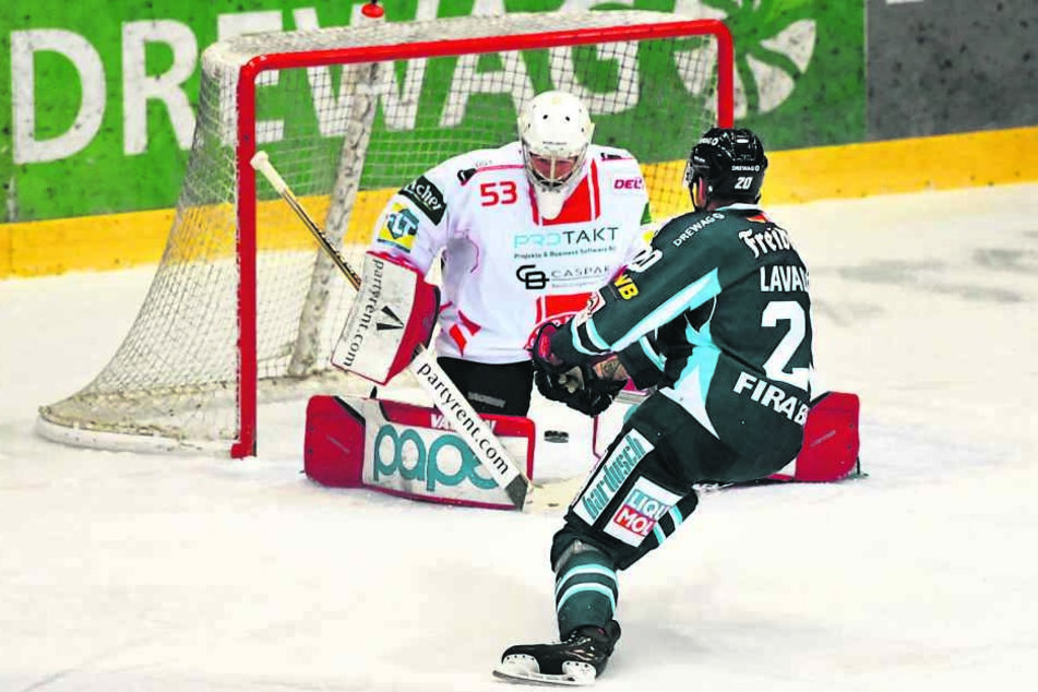 Kevin Lavallee trifft hier durch die Beine des Goalie zum 2:0 für die Dresdner Eislöwen.