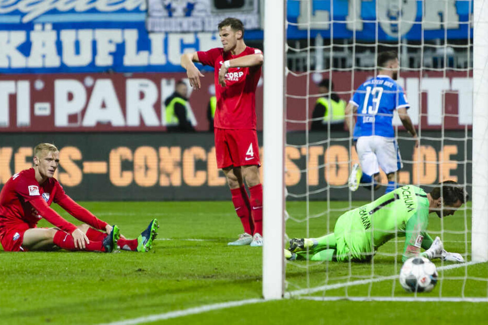 Bochum bekam einen Elfmeter, weil ein Ersatzspieler der Kieler ins Spiel eingegriffen hatte.