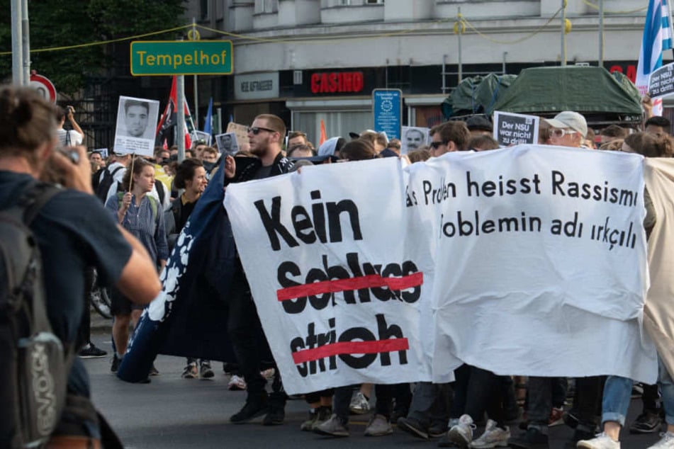 Die Demontranten wie hier in Berlin fordern "keinen Schlussstrich."