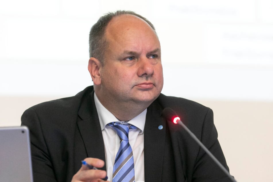 OB Dirk Hilbert (48, FDP) wird vor allen von den Linken für das Absetzen der Wahlen attackiert.