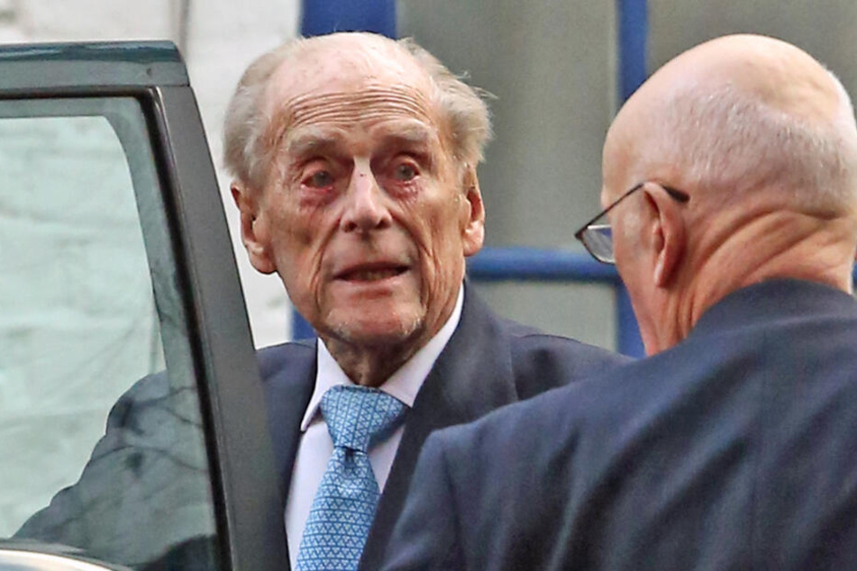 Prinz Philip (98) sieht erschöpft aus.