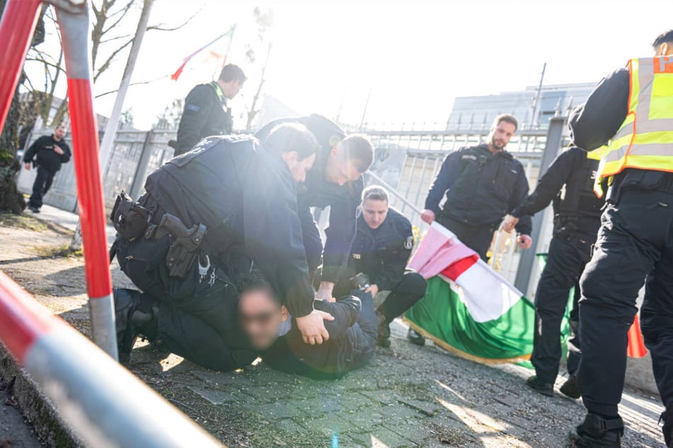 Die Polizei hat einen Mann überwältigt, der in die iranische Botschaft eindringen wollte.
