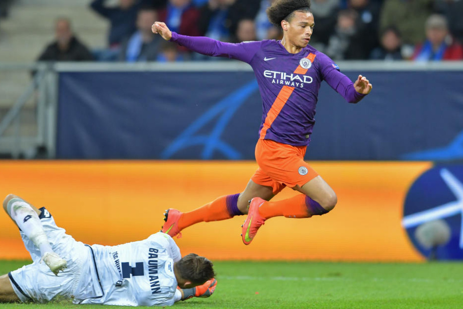 Manchesters Leroy Sané wird von Hoffenheims Keeper Baumann gefoult, doch die Pfeife des Schiedsrichters blieb stumm.