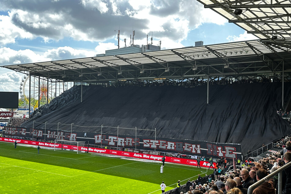Die Fans des FC St. Pauli gedachten vor der Partie einem verstorbenen Fan.